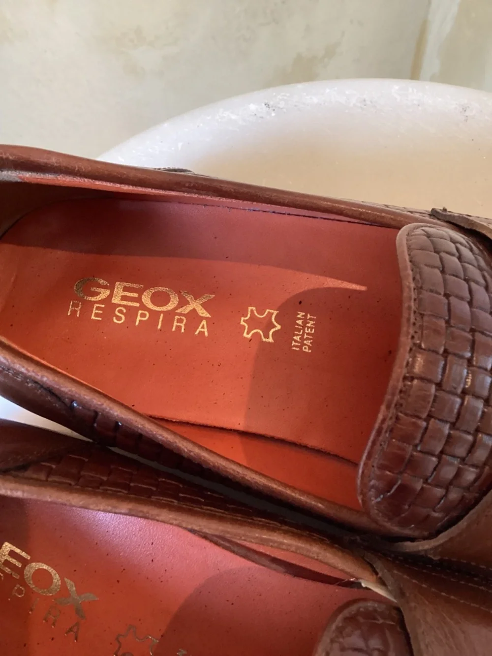 GEOX - COGNAC BROWN LEATHER LOAFER - WOVEN ITALIAN DESIGN - SIZE 42 EU